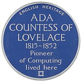 Ada Lovelace 的牌匾上写着“英国遗产，Lovelace 的 Ada 伯爵夫人，1815-1852 年，计算机先驱住在这里”